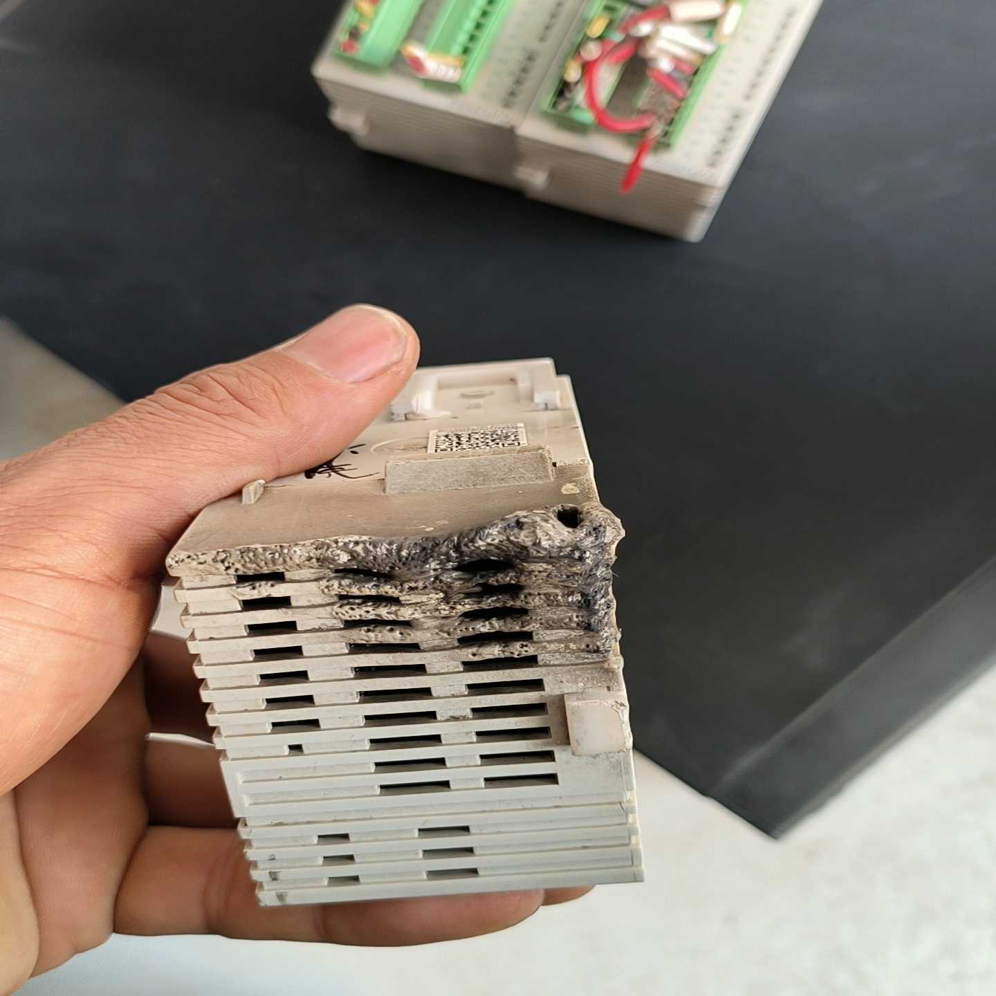 【议价】DVP28SS211T外壳烧毁了，价格80适用