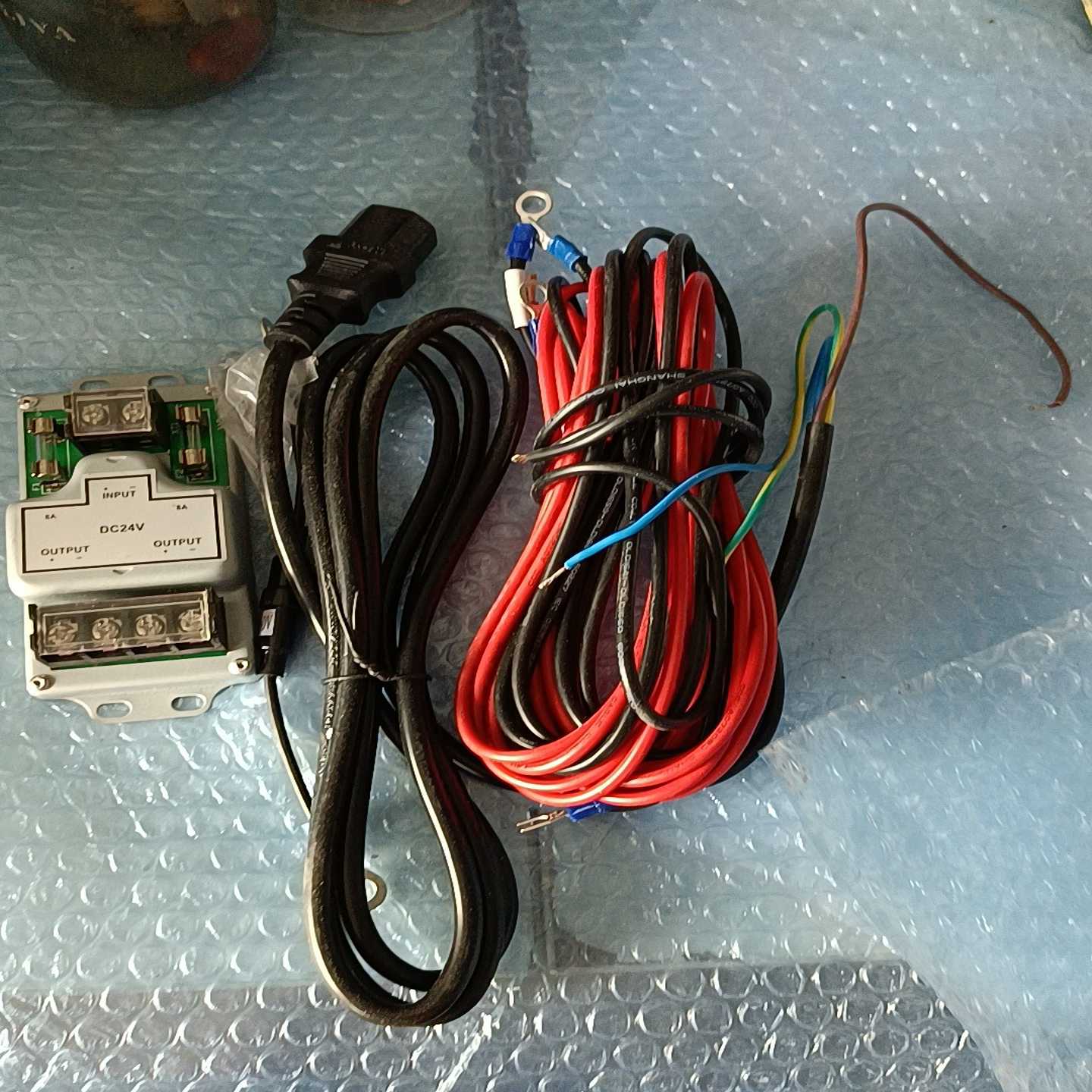 DC24V电源分配器，带4路输出，8A保险丝保护，全新未使用--议价商