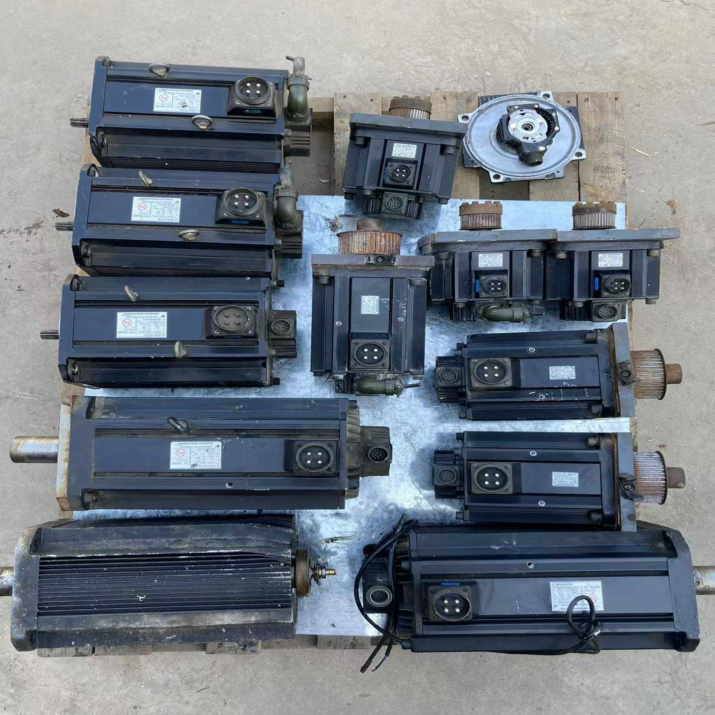 安川伺服电机SGMGH-20D2A21，3个。询价