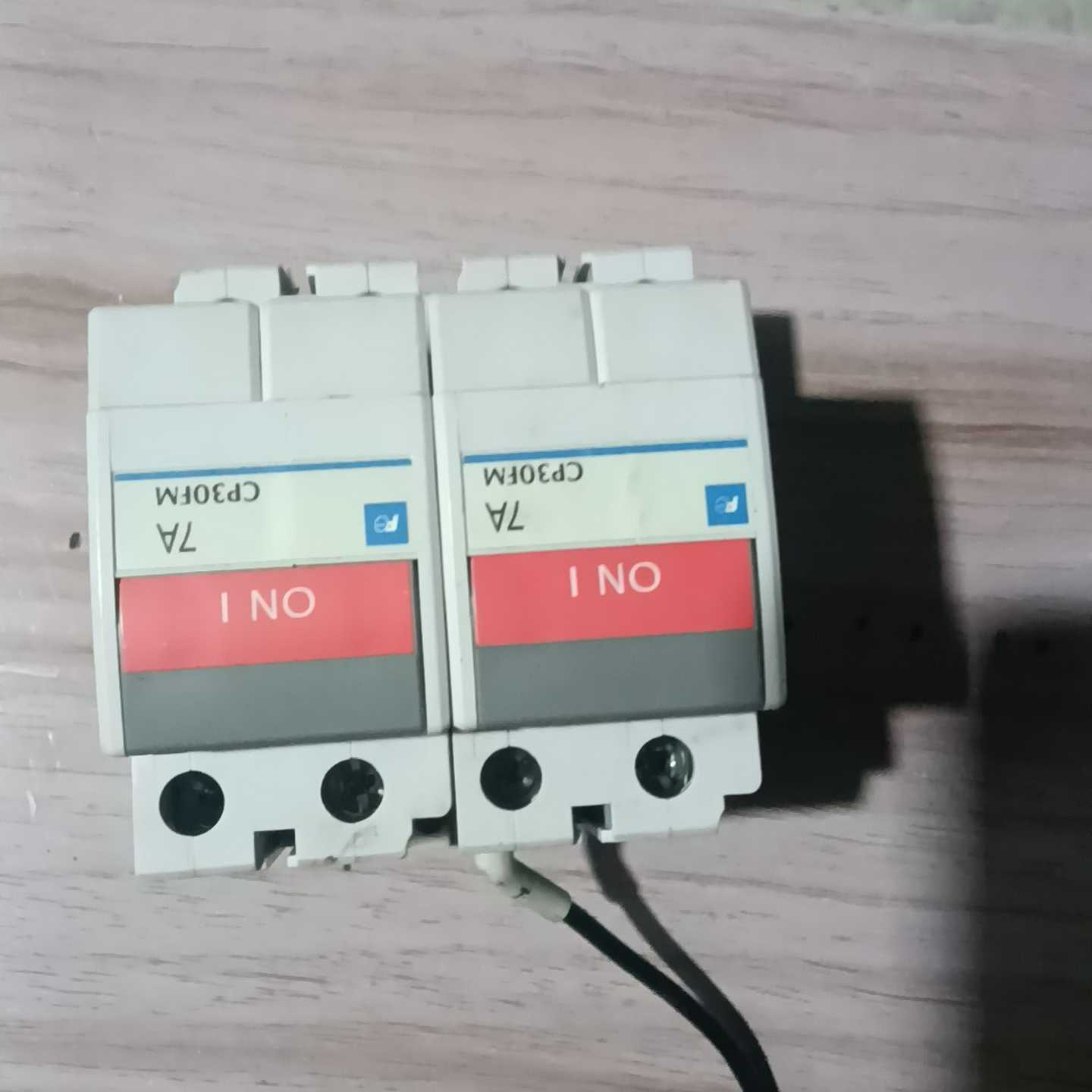 出富士品牌线路保护开关，型号CP30FS-2P002，灰白色--议价商品