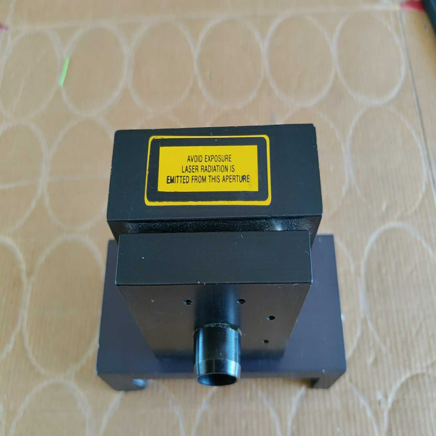 激光器，Class2级别，带黄色警示标签。黑色金属外壳，成--议价商