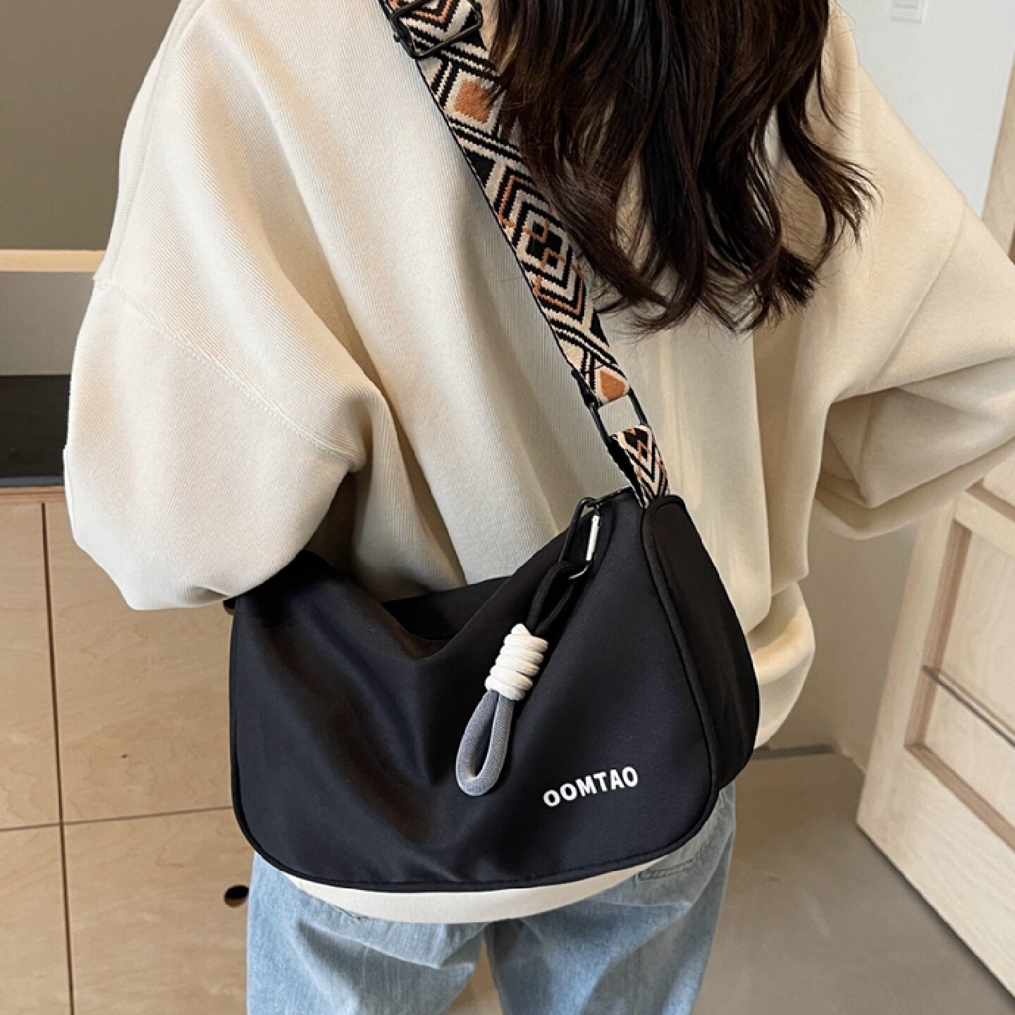 休闲百搭帆布包包女2025新款时尚宽肩带斜挎包轻便简约单肩枕头包