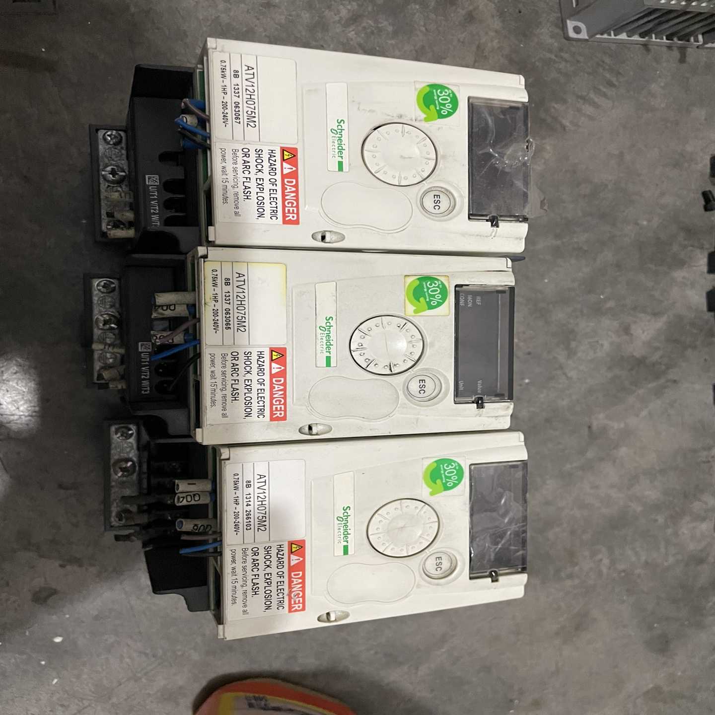 询价施耐德变频器ATV12H075M2，3个0.375个