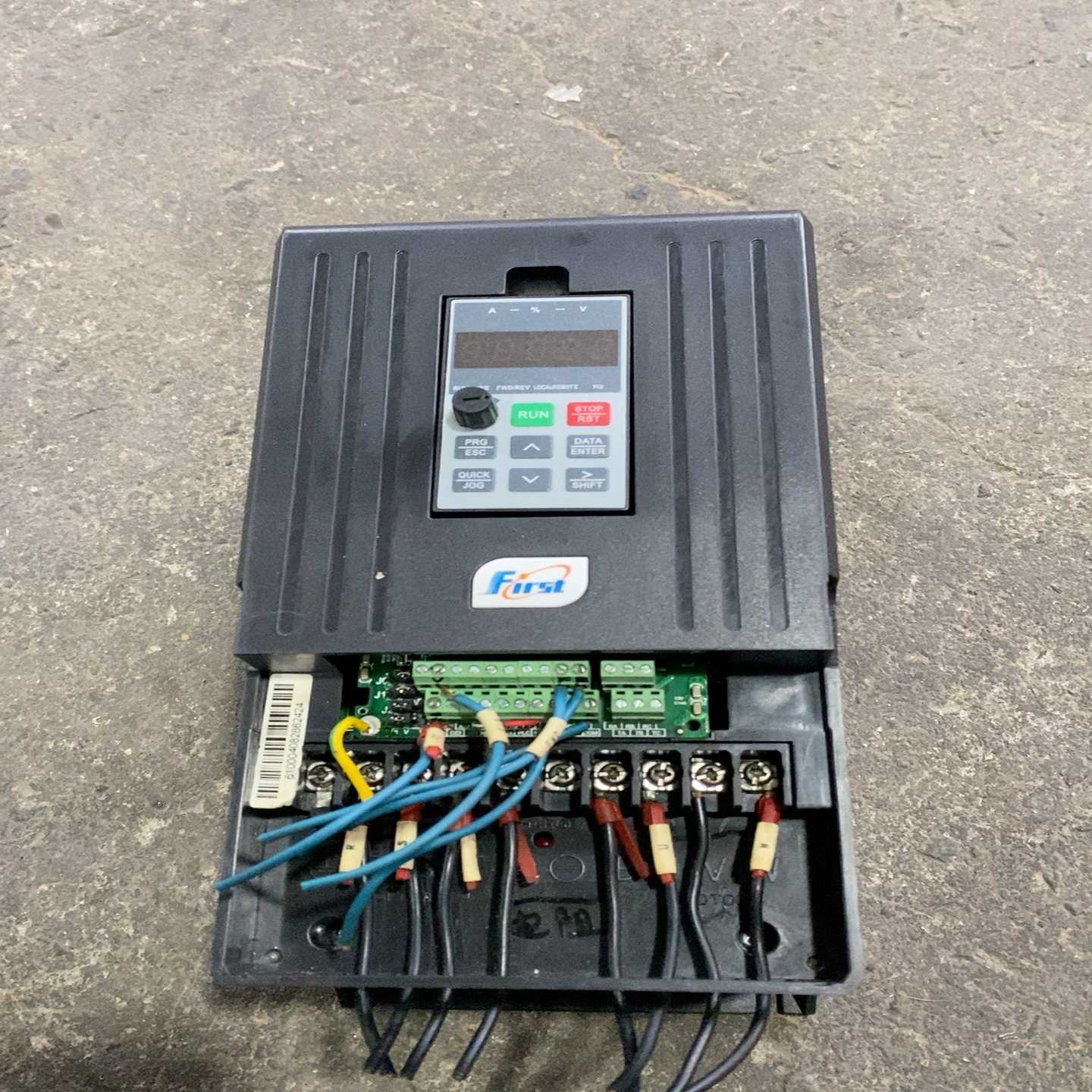 议价佛斯特4千瓦变频器1??台，剪线拆机件，功能正常，实物图拍摄