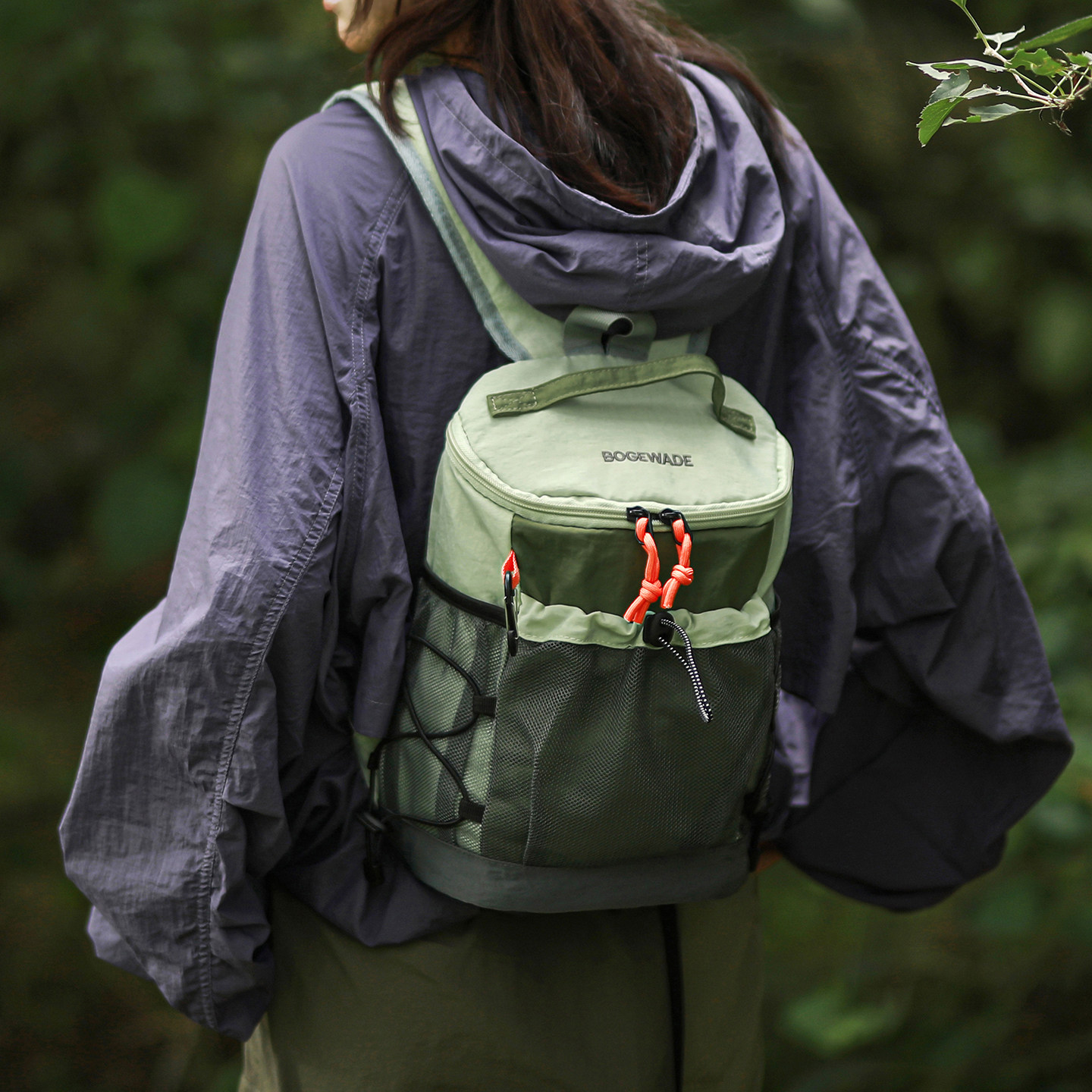 户外徒步登山包轻便高级感撞色双肩包出游旅行小背包学生小型书包