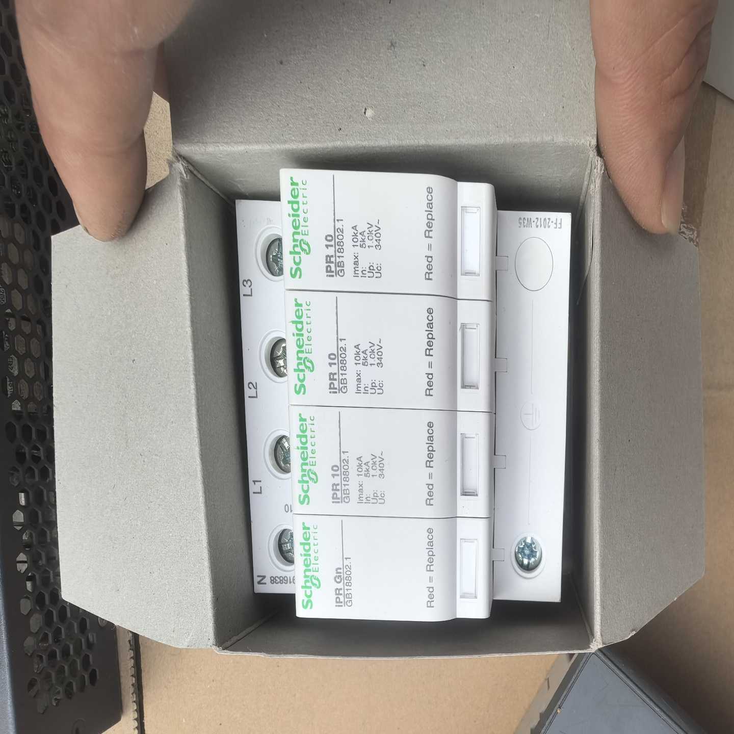 询价全新施耐德Easy9电涌保护器，