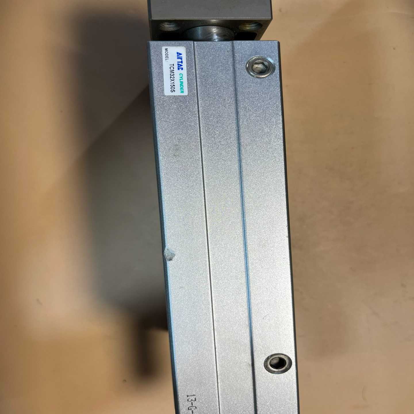 亚德客气缸TCM32X150S，轻微使用痕迹，功能正常。处理--议价商品