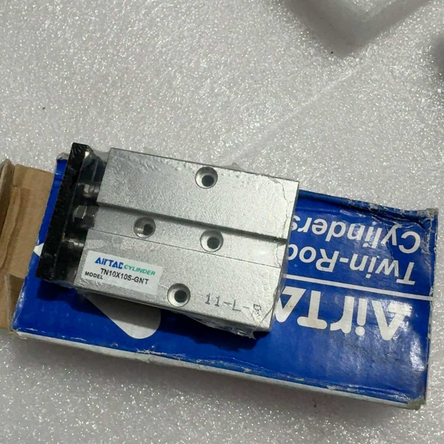 亚德客气缸TN10X10S-GNT，全新正品。适合需要气缸的