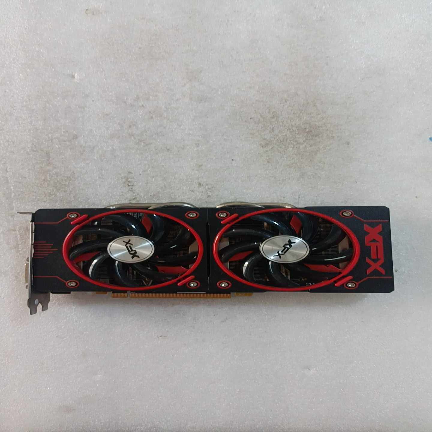 讯景R9-370X2GD5双风扇显卡实图拍摄--议价商品