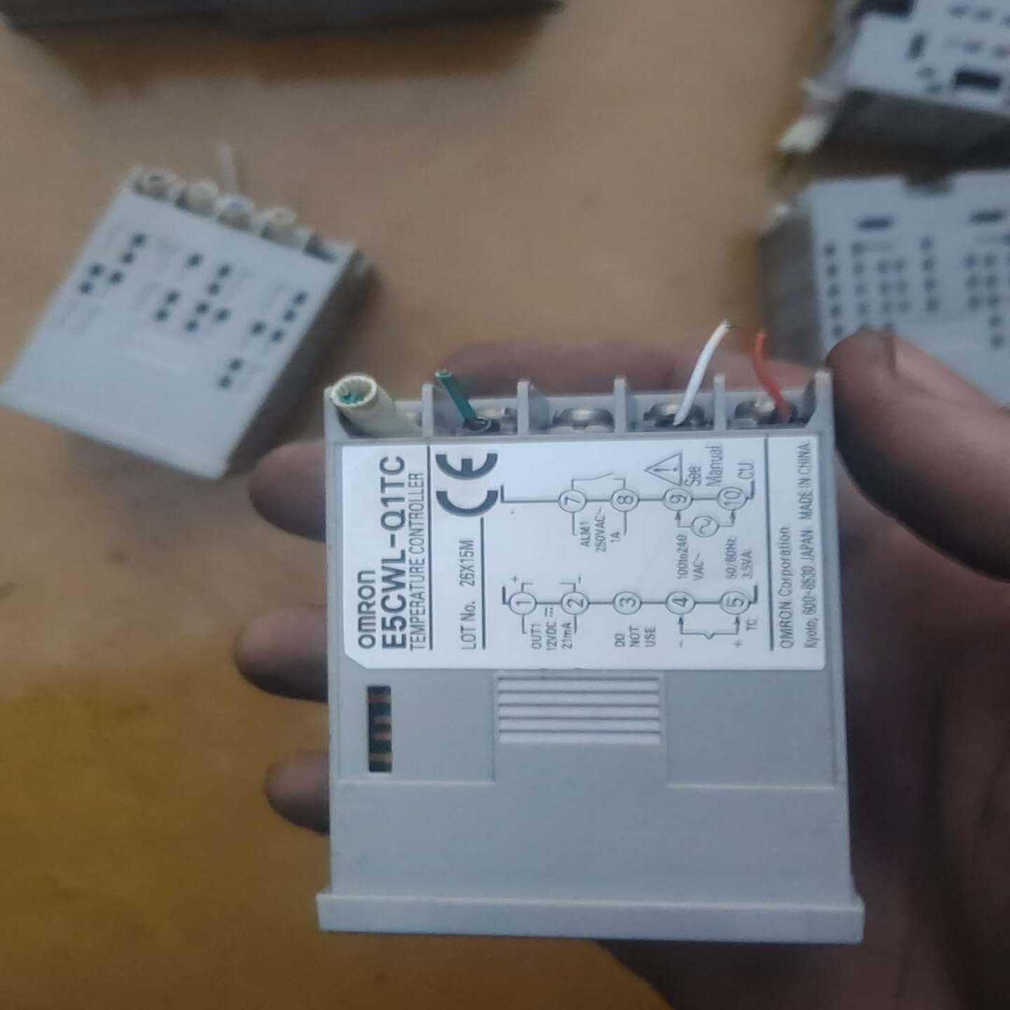 欧姆龙温控器E5CWL-Q1TC八个