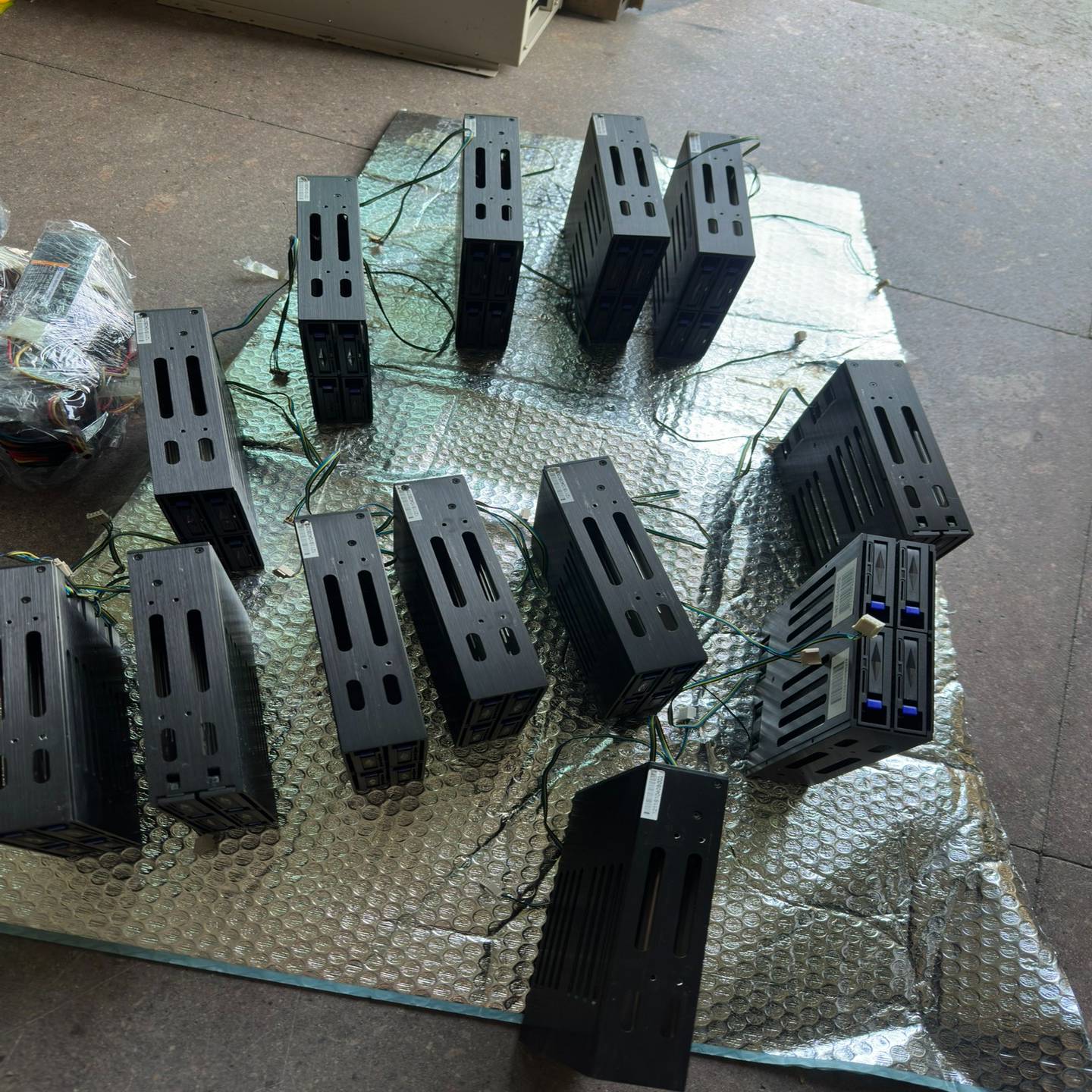 光驱位硬盘盒4个2.5寸硬盘位，抽拉式，铝合金外壳，4盘位硬--议