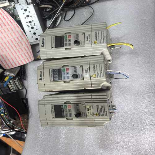 0.4KW变频器三台，型号：VFD004M21A，实图拍