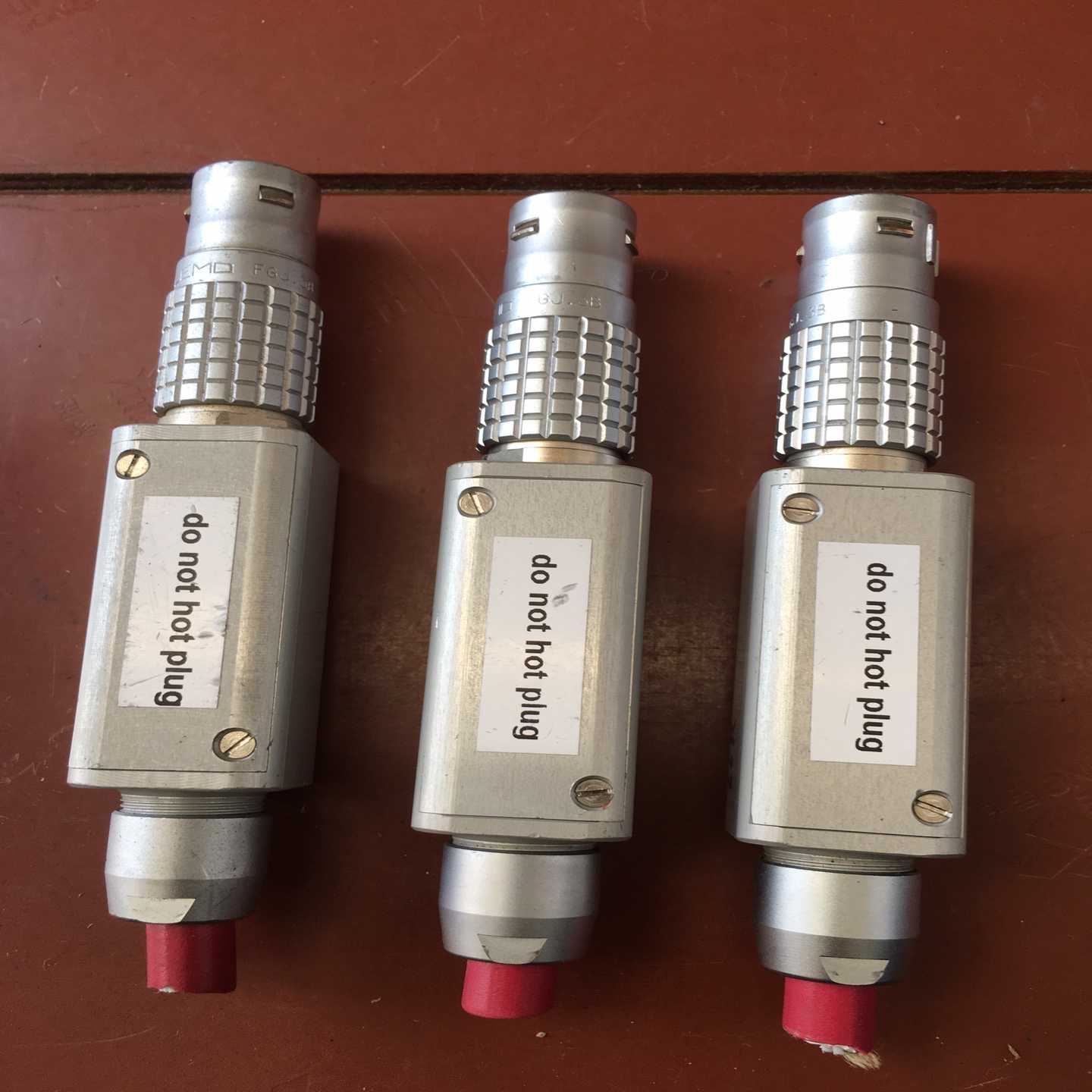 瑞士LEMD FGJ3B连接器三个实拍图三个都不是满针的；议价