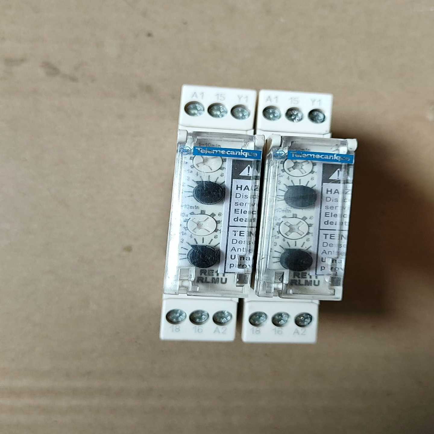 询价施耐德时间继电器RE11RLMU，正品拆机，实物如图所示