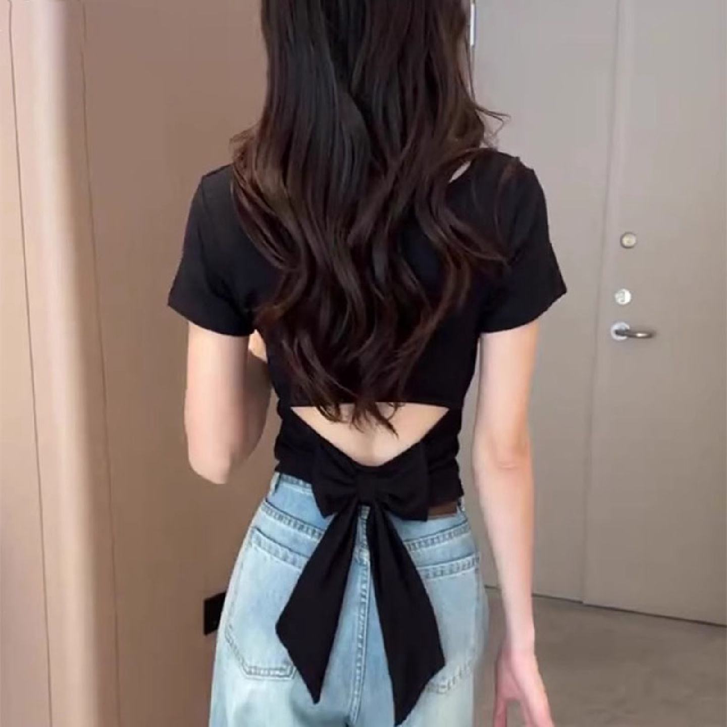 轻奢高级感露后背绑带蝴蝶结短袖t恤女夏季新款圆领黑色显瘦上衣