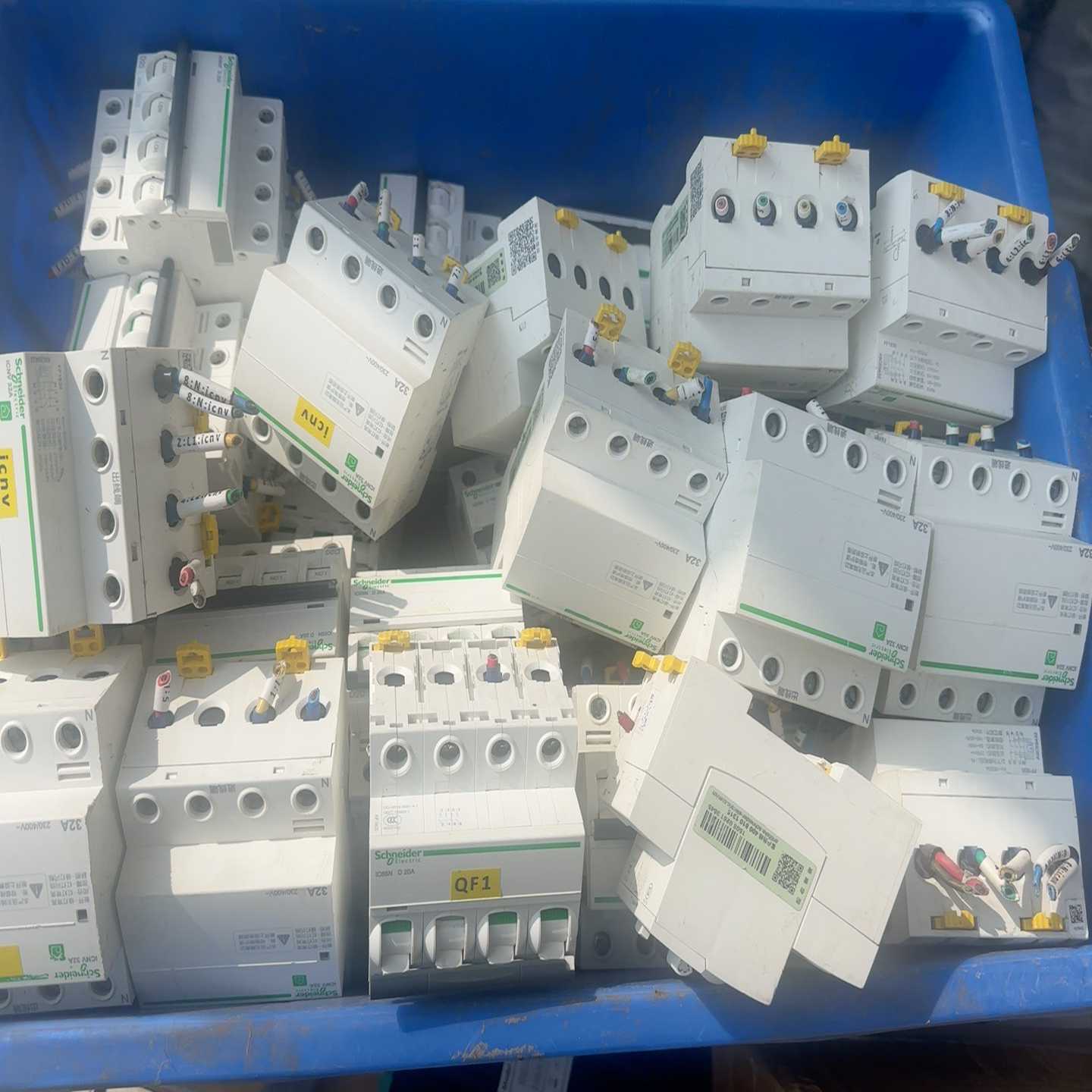 施耐德自恢复式过欠压保护器iCNV4P32A