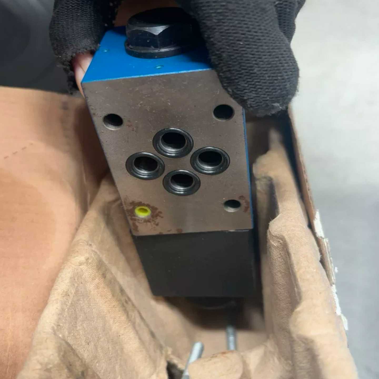 询价华德原装电磁阀4WE6D61B/CW220-50N9Z4，新