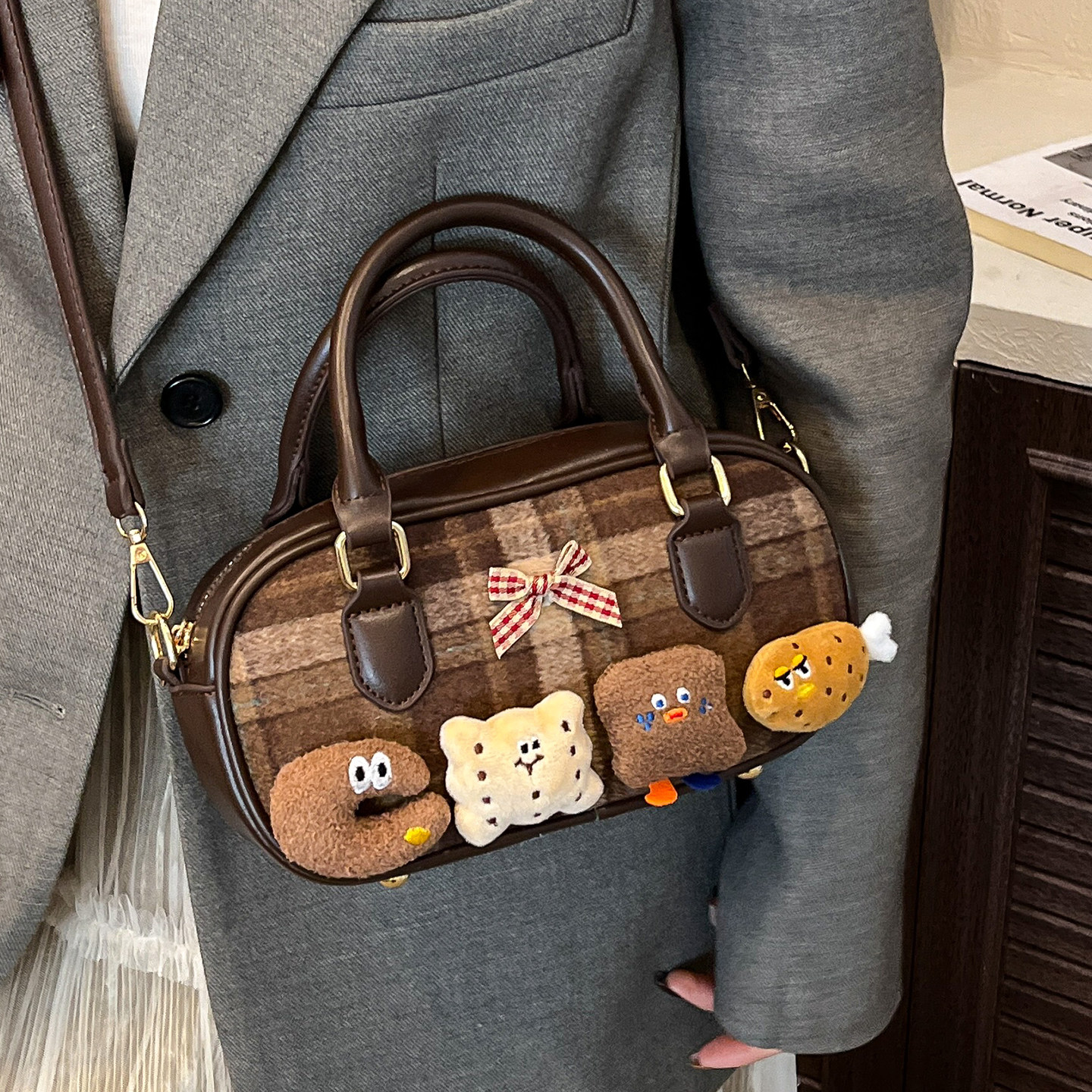 韩系小众可爱手提包女式2025新款冬季复古甜美风麂皮绒单肩斜挎包