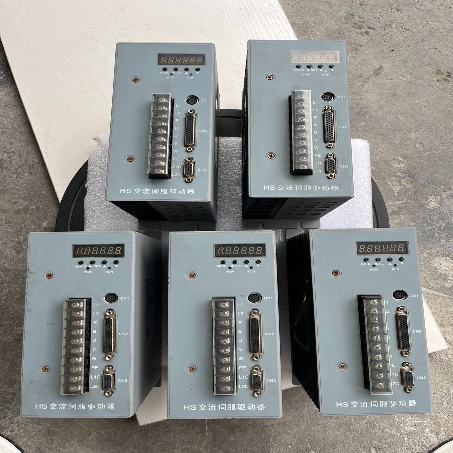 森创交流伺服驱动器，HS0100A-P22S，共计5个，如图--议价商品