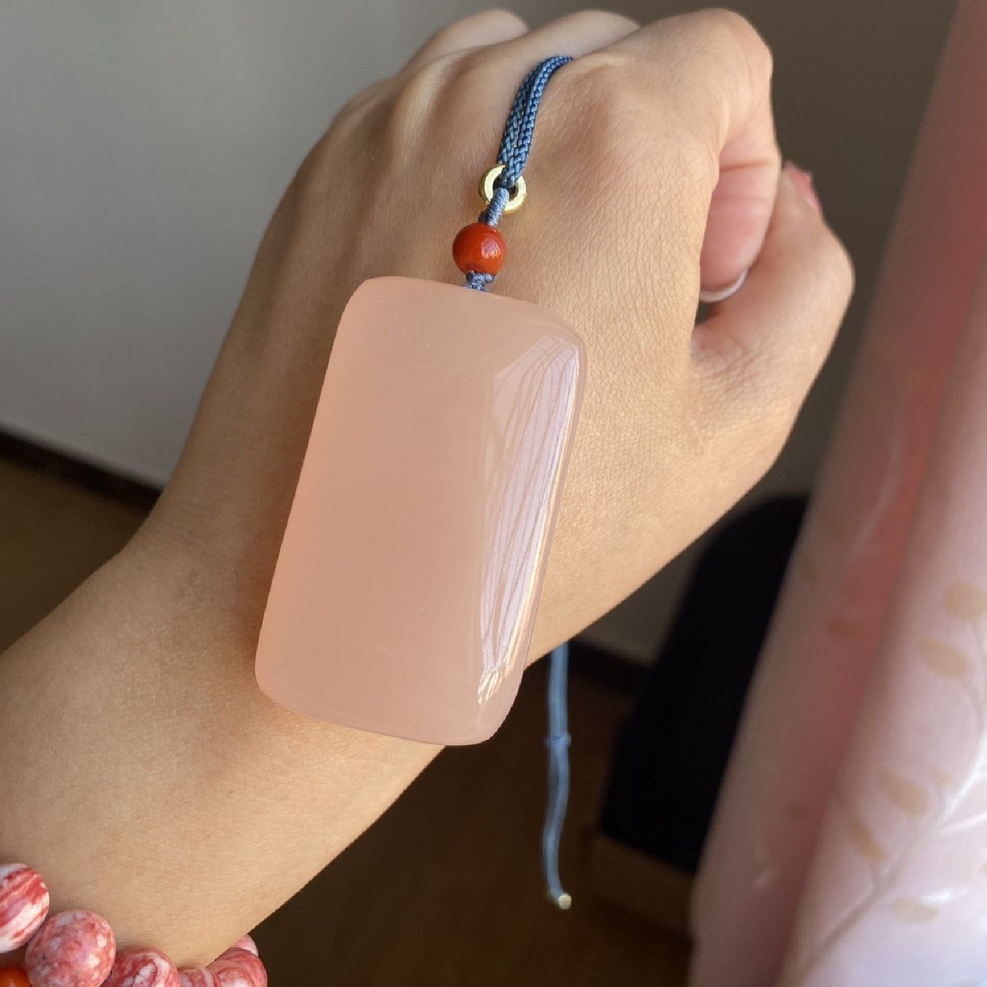 厂家批发阿富汗玉藕粉色平安无事牌吊坠男女款粉色面包牌玉石挂件