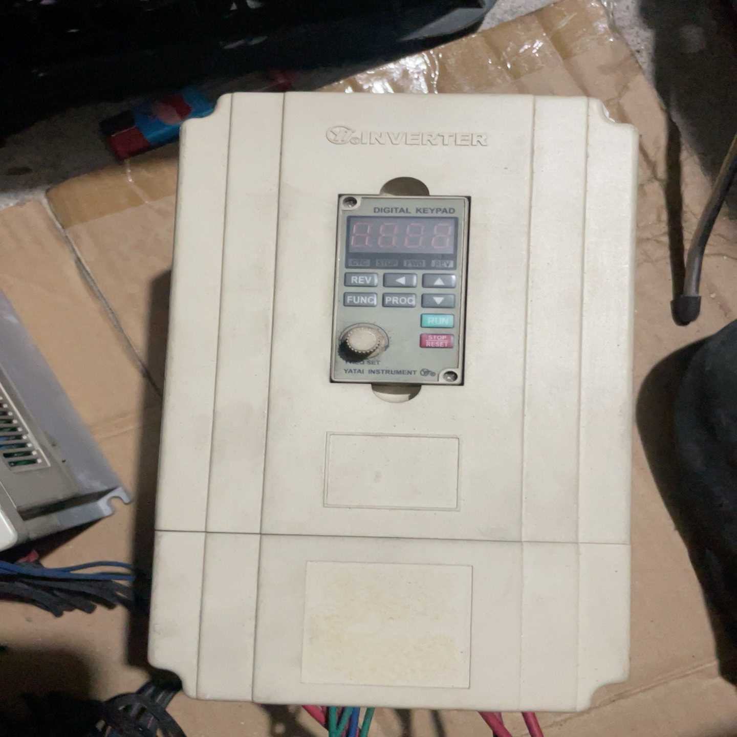 亚泰变频器YTA0022G4T2B，2.2KW功率，380V--议价商品