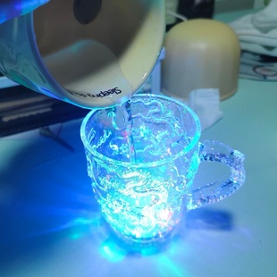 水杯可发光七彩颜色变幻炫彩杯子新款 2025龙纹亚克力杯子搞怪