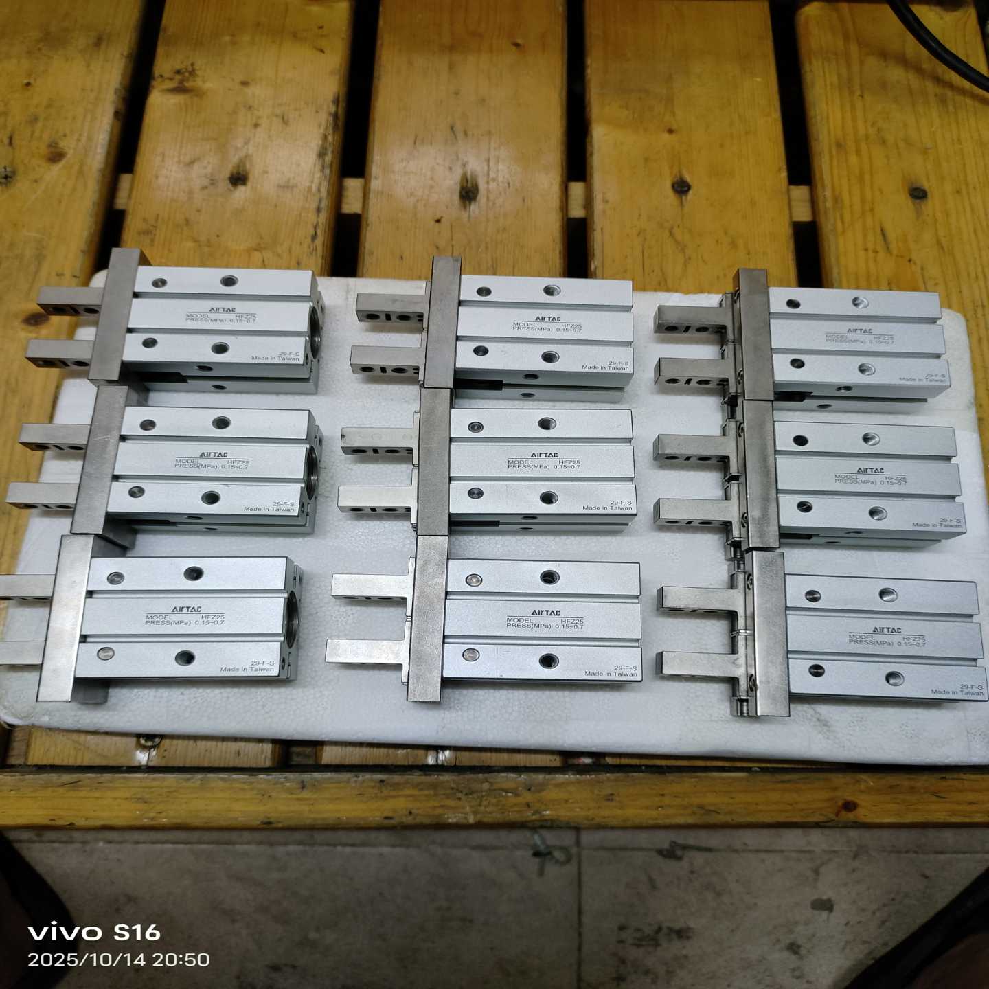 亚德客气动手指气缸HFZ25,原装正品拆机,成色看图,功能--议价