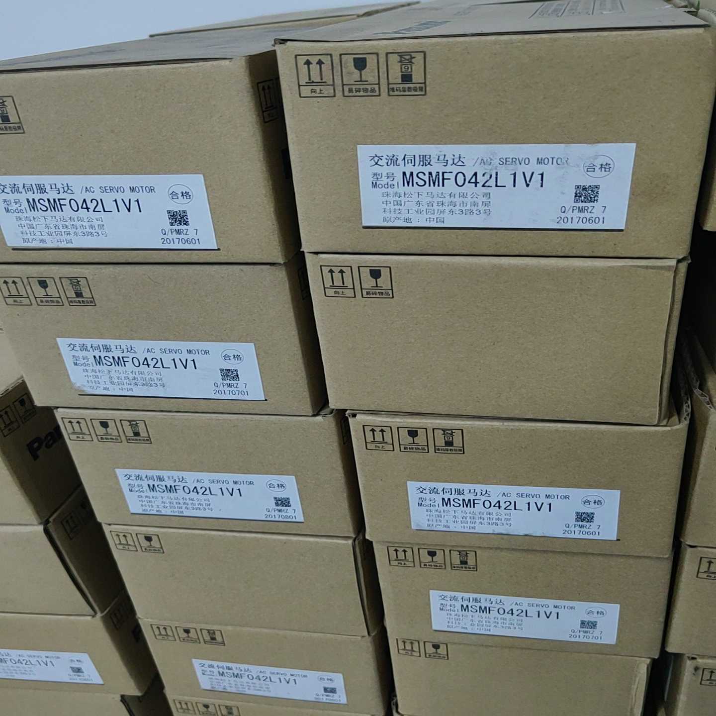 全新松下伺服电机MSMF042L1V1，型号MBDLN25N--议价商品