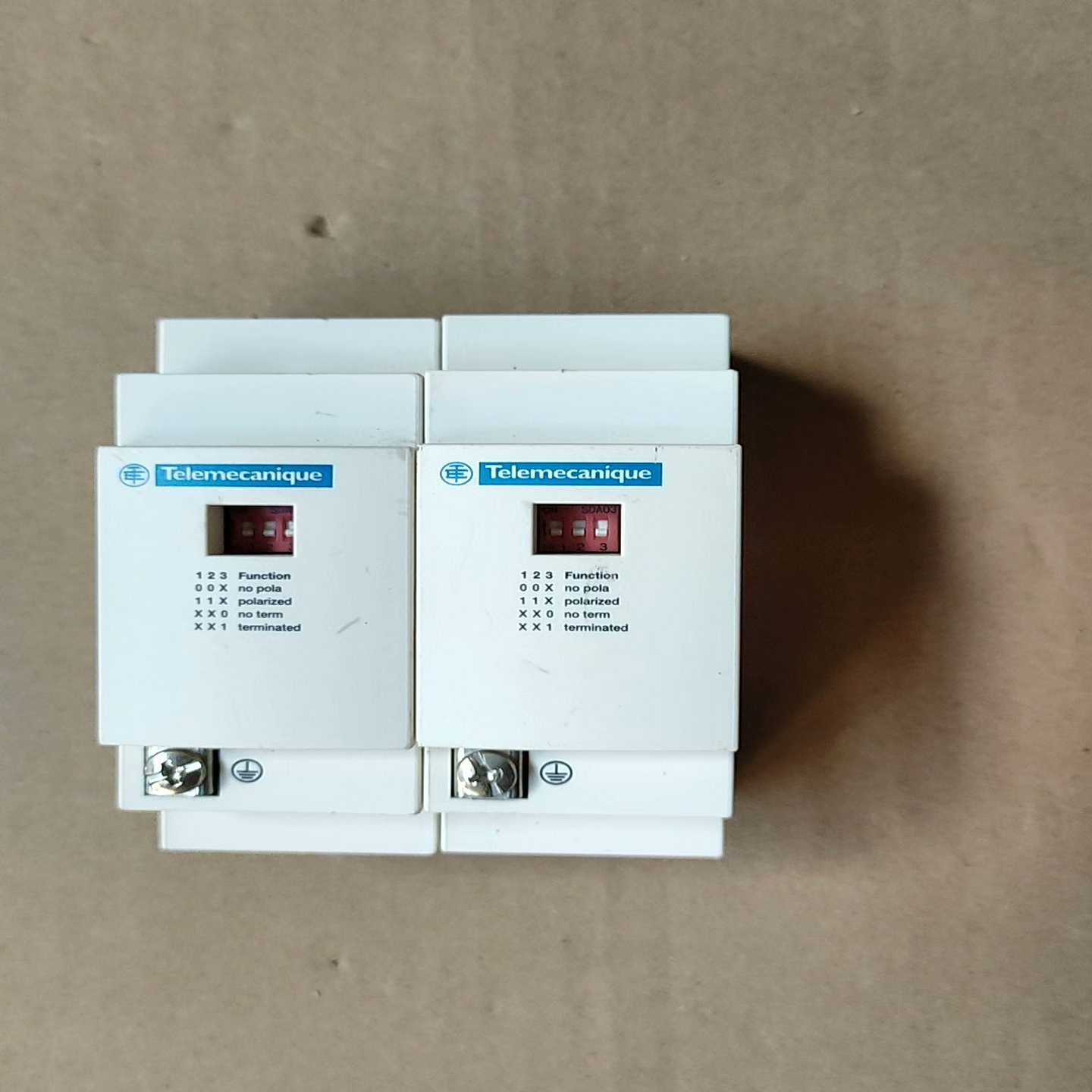 议价施耐德模块，正品拆机，实物如图所示，缺底扣，单个208元包