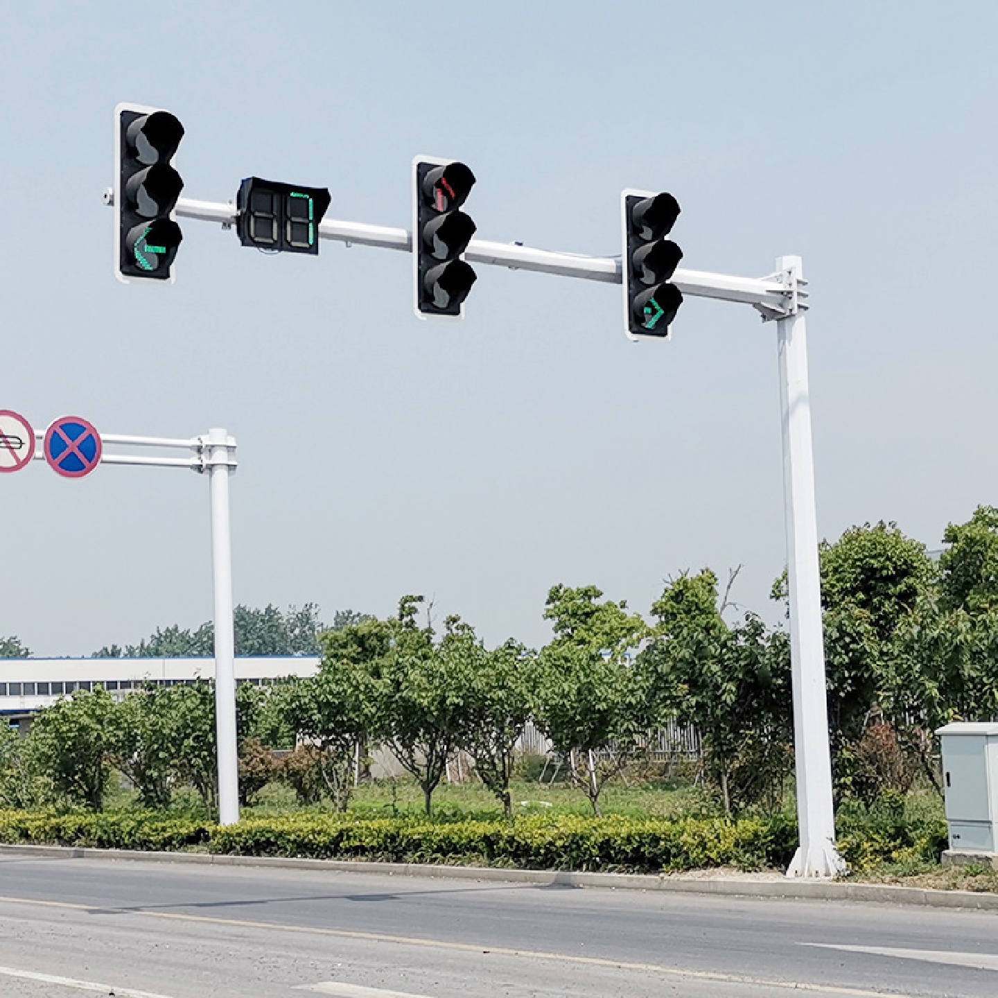 供应悬臂式交通信号灯红绿灯杆led道路交通信号灯监控杆指示牌