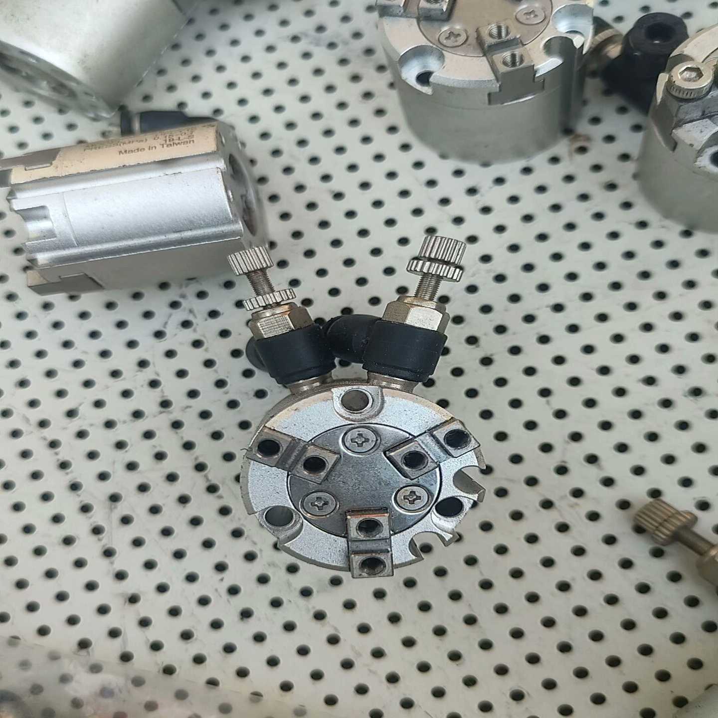 议价airtac亚德客二手拆机BHFCY16拆机3爪气缸和hfci现货/维修