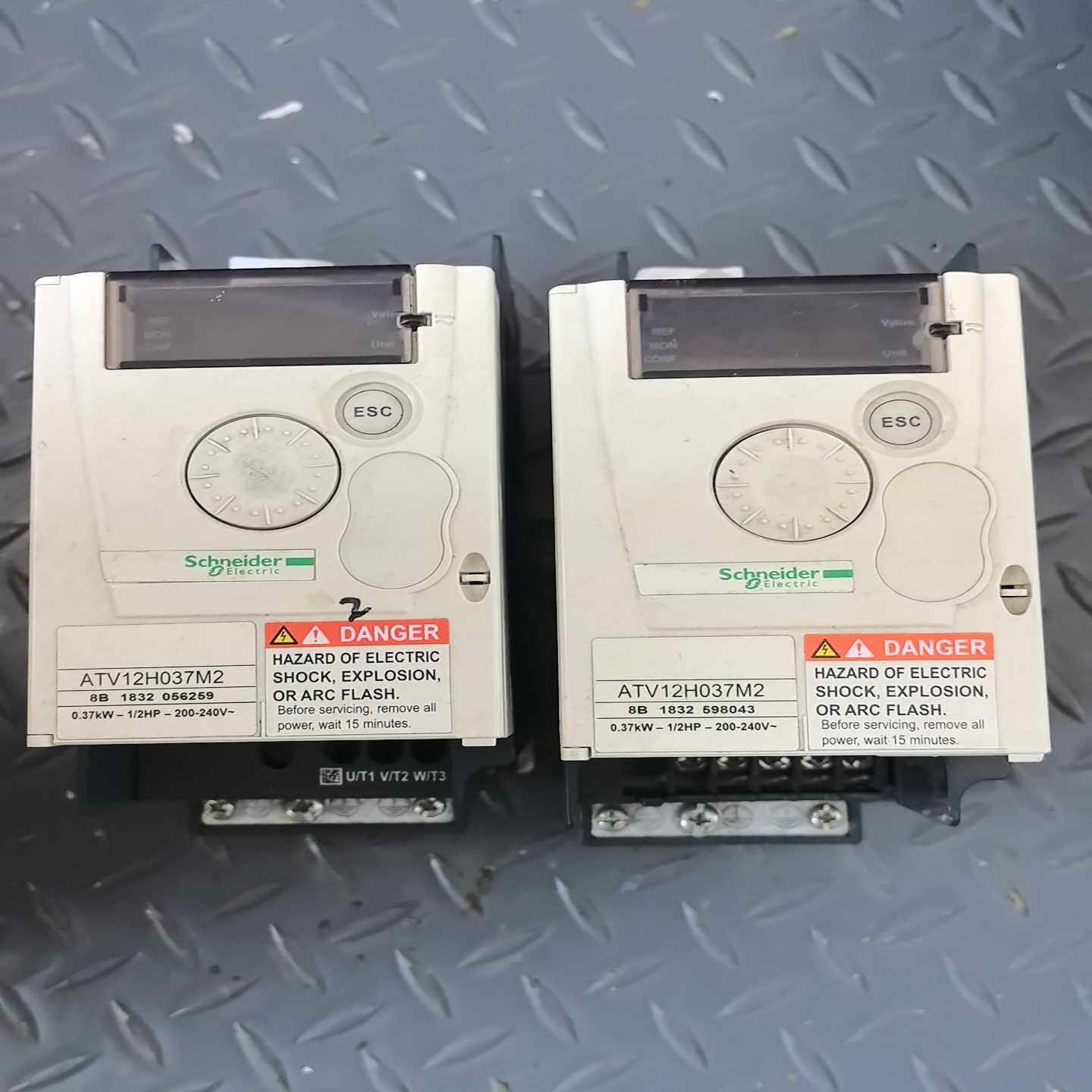 议价施耐德变频器ATV12H037M2二台，二手拆机，成色如图，