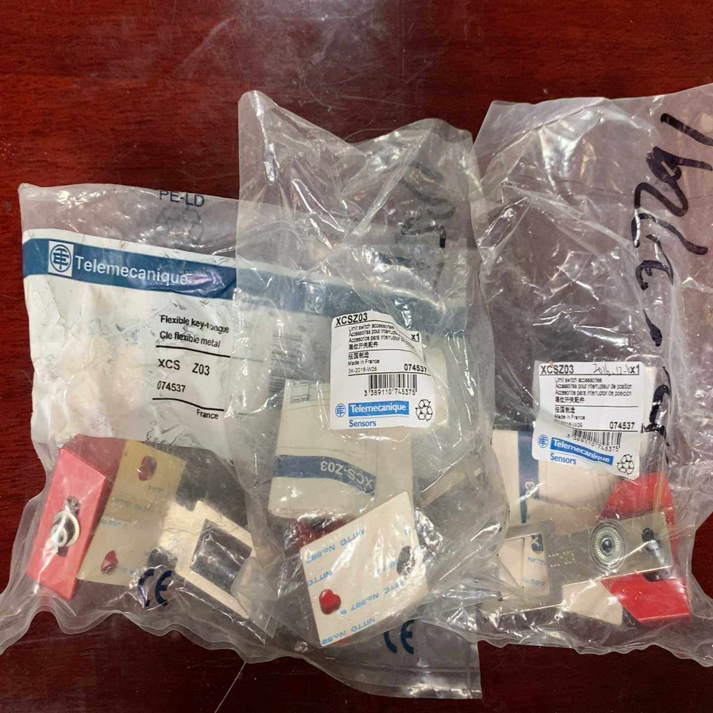 询价施耐德XCSZ03限位开关全新原装