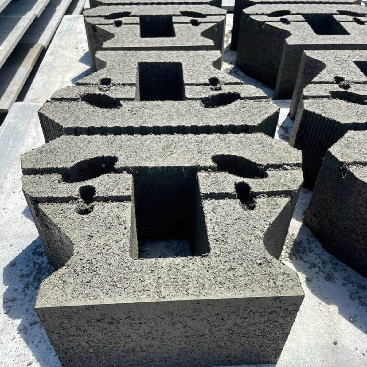 生态河道挡土墙砌块景观干垒挡土砖自嵌式挡土块厂家直供挡土墙