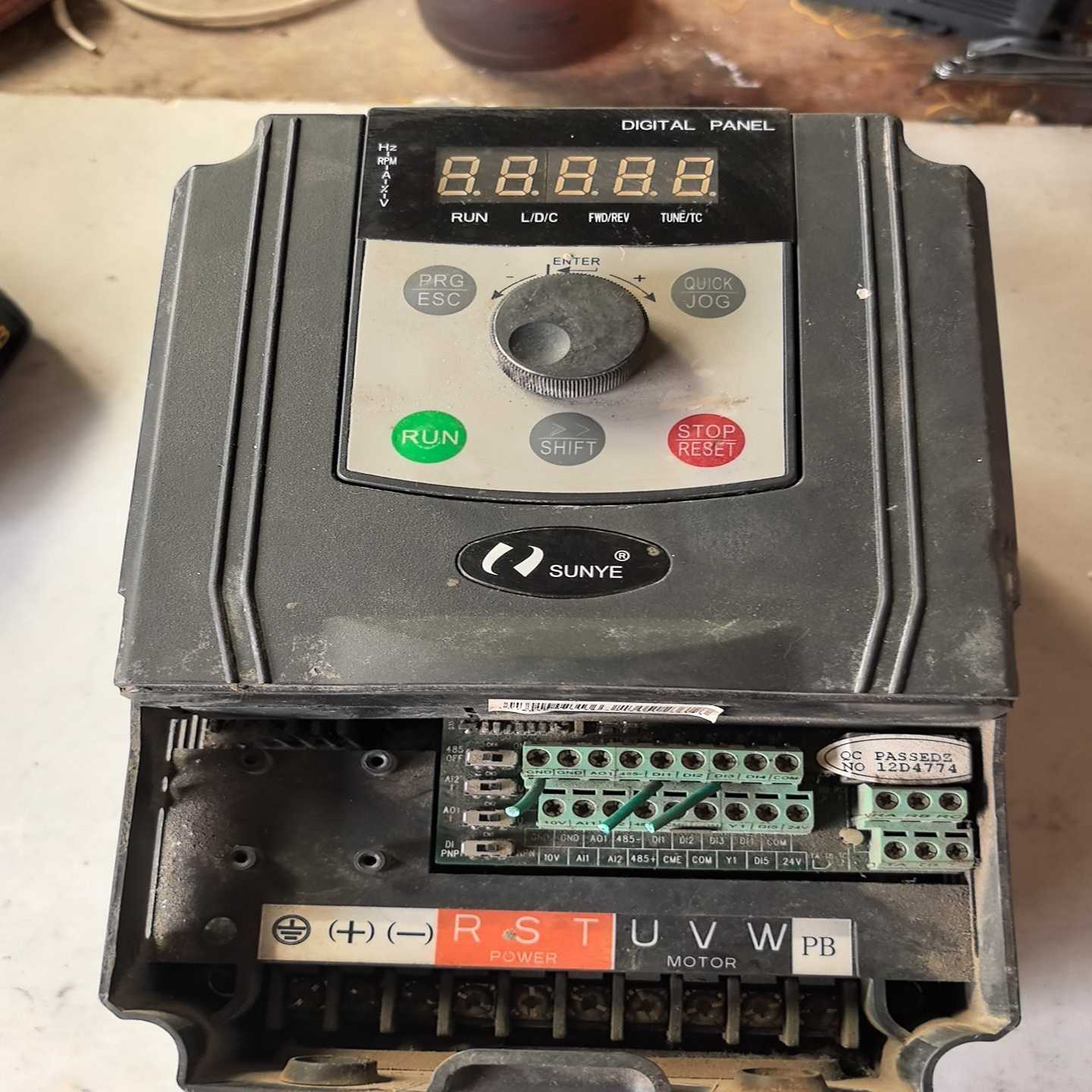 剪线日业变频器CM538-A4T4R0GB/5R5PB