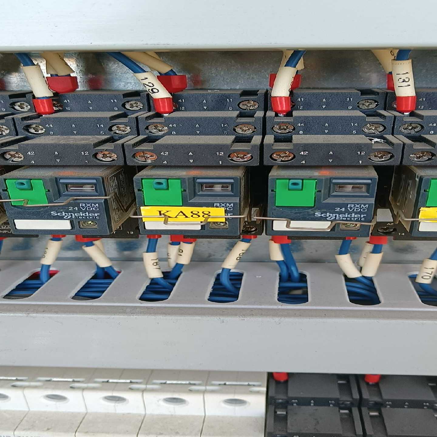 议价拆机E施耐德RXM2AB2BD中间继电器现货/维修