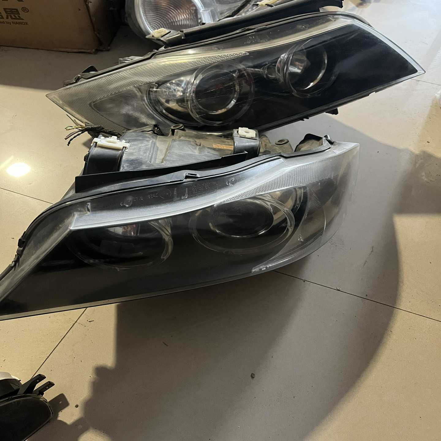 宝马E90大灯总成，适用于05-09款车型。原厂拆车件，成色--议价商