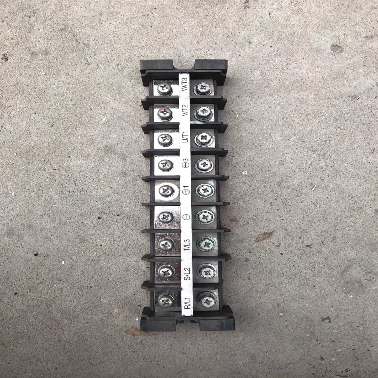 安川A1000变频器拆下接线排55/45kw询价