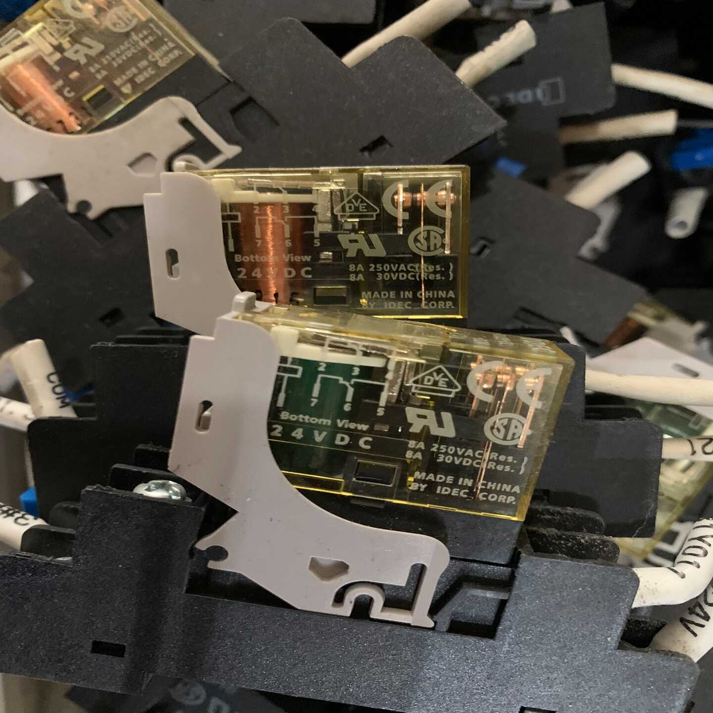 议价拆机和泉继电器RJJ2S-CL-D24，七百来个，有兴趣的私聊现货/