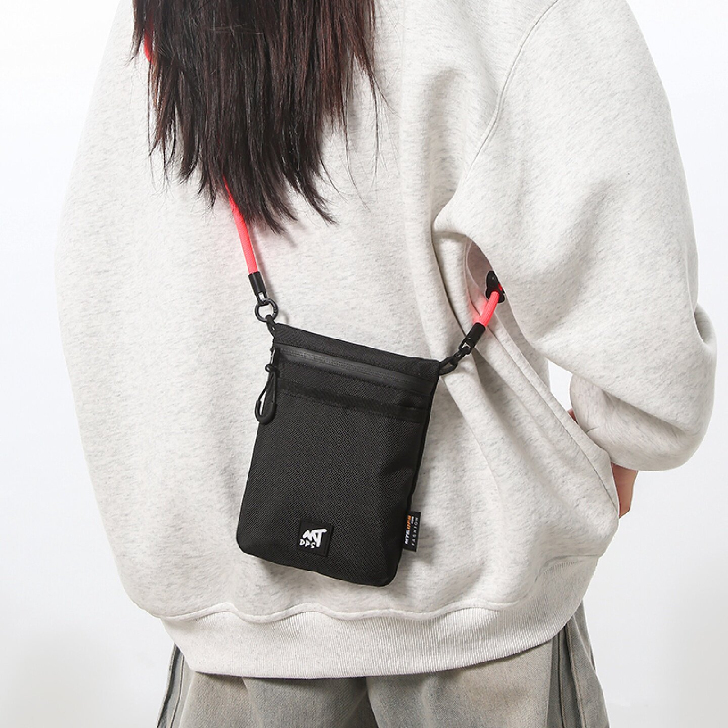 2025超火斜挎手机包迷你小包男女情侣款轻便休闲单肩包中性小挎包