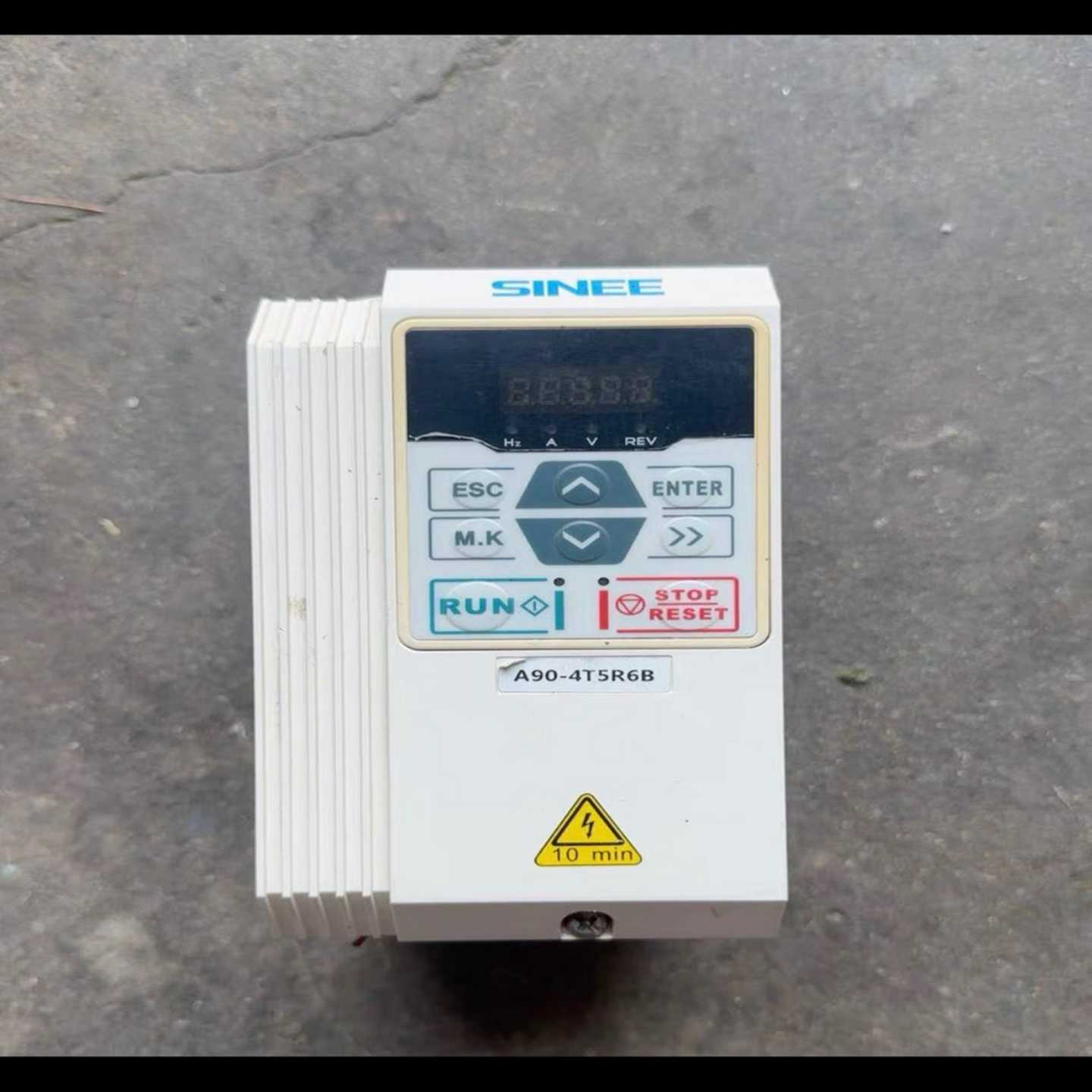 正弦变频器2.2KW380vA90-4T5R6B实物适用