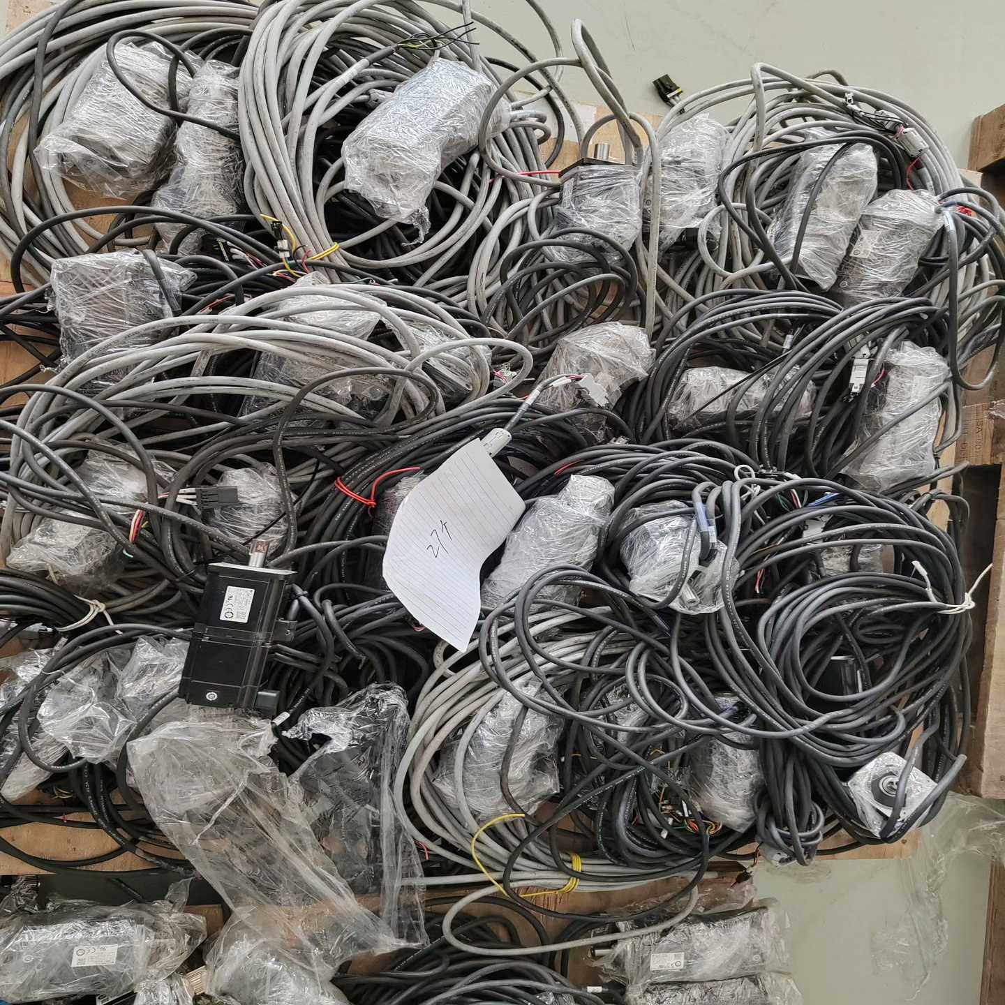 SGMJV-04A3A6C，安川伺服驱动器400w带刹车，二