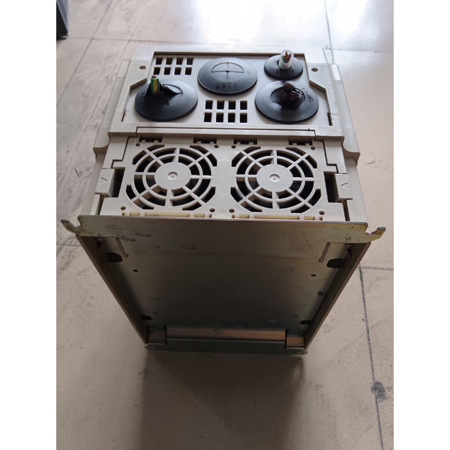 议价CIMR-V7AA25P5变频器5.5kw220v 9新