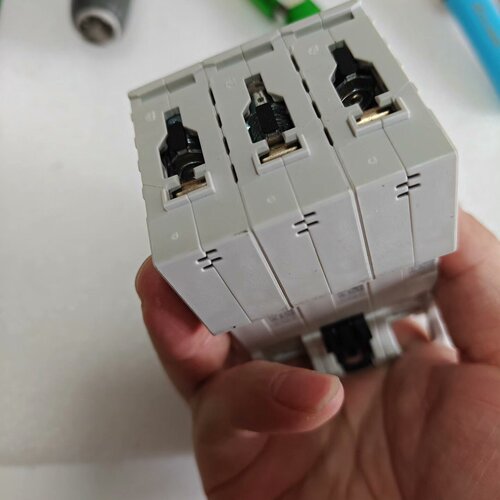 询-空开3PC63未使用保真有10多个一盒带