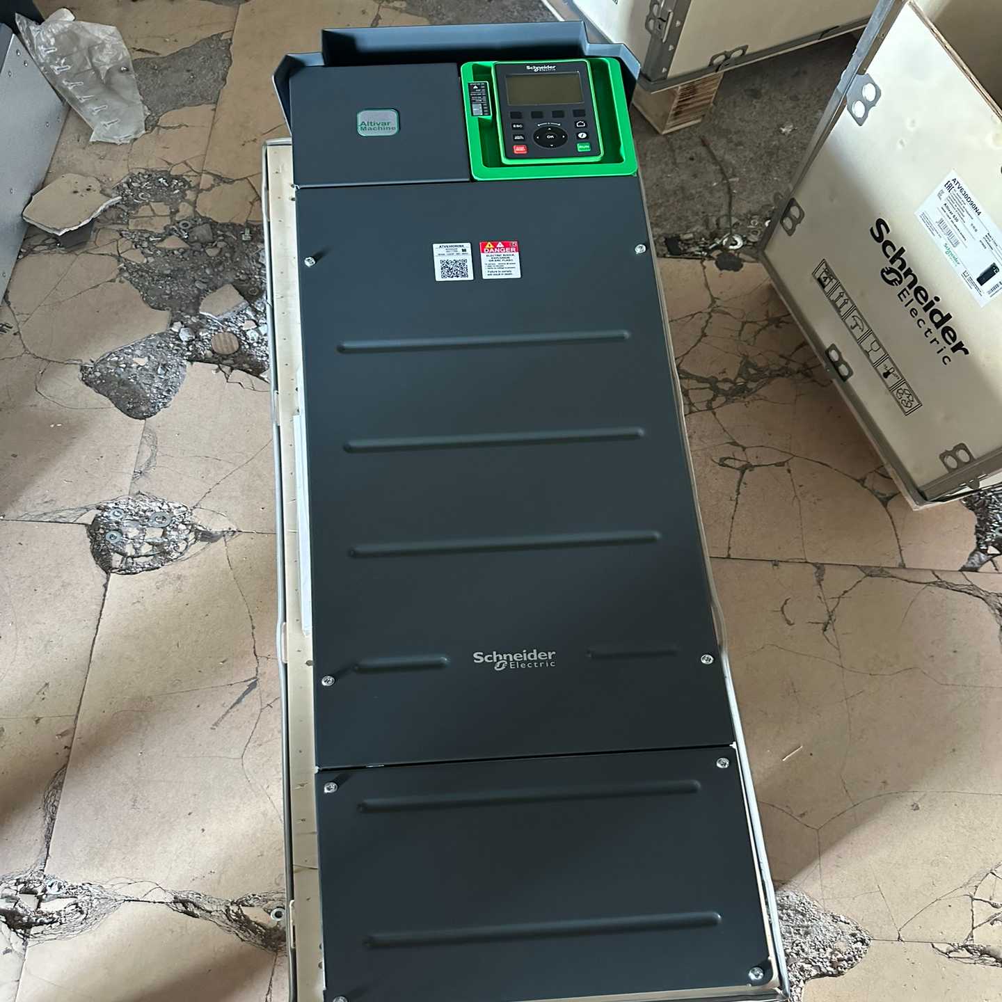 变频器ATV630D90N4实物图拍摄询价