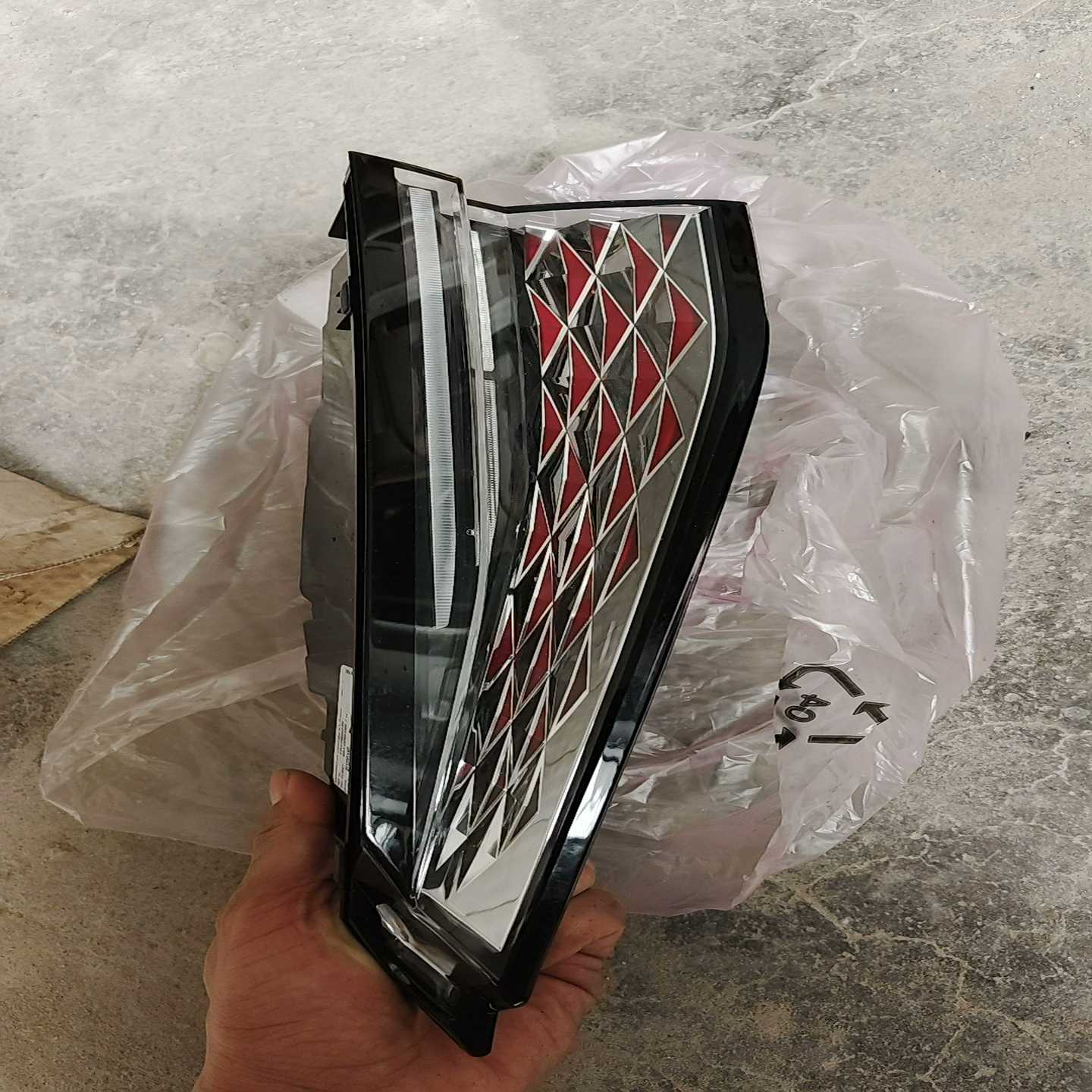 雪铁龙新款23款DS4原厂全新右侧内尾灯一祇，全新原厂库存外--议