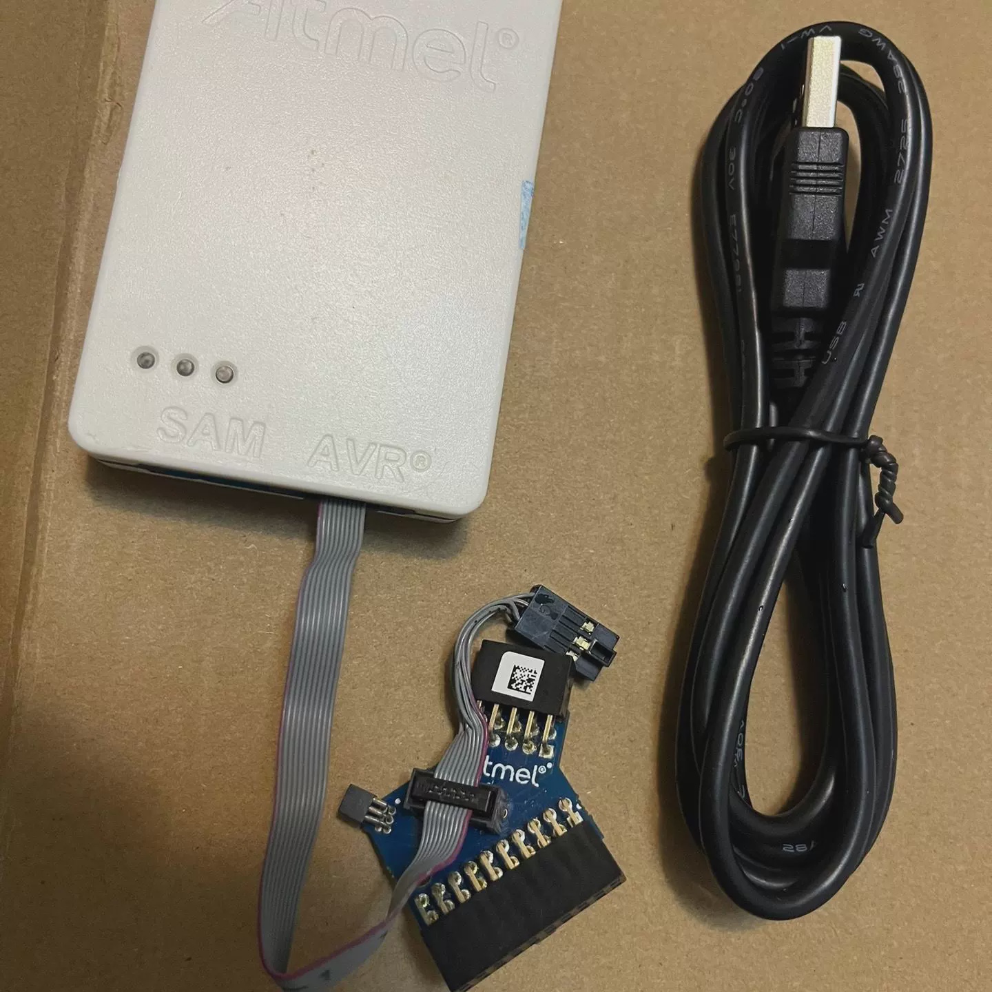 Atmel-ICE仿真器。