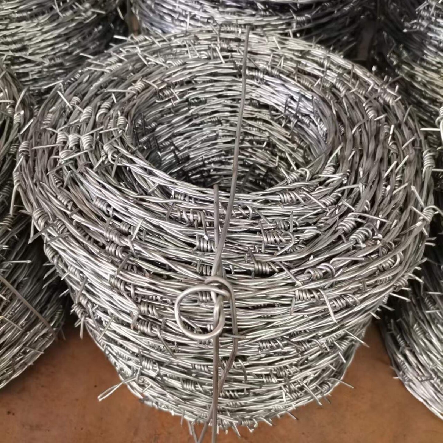 刀片刺绳镀锌刺丝滚笼不锈钢防爬刺网铁蒺藜防盗围墙网监狱防护网图片