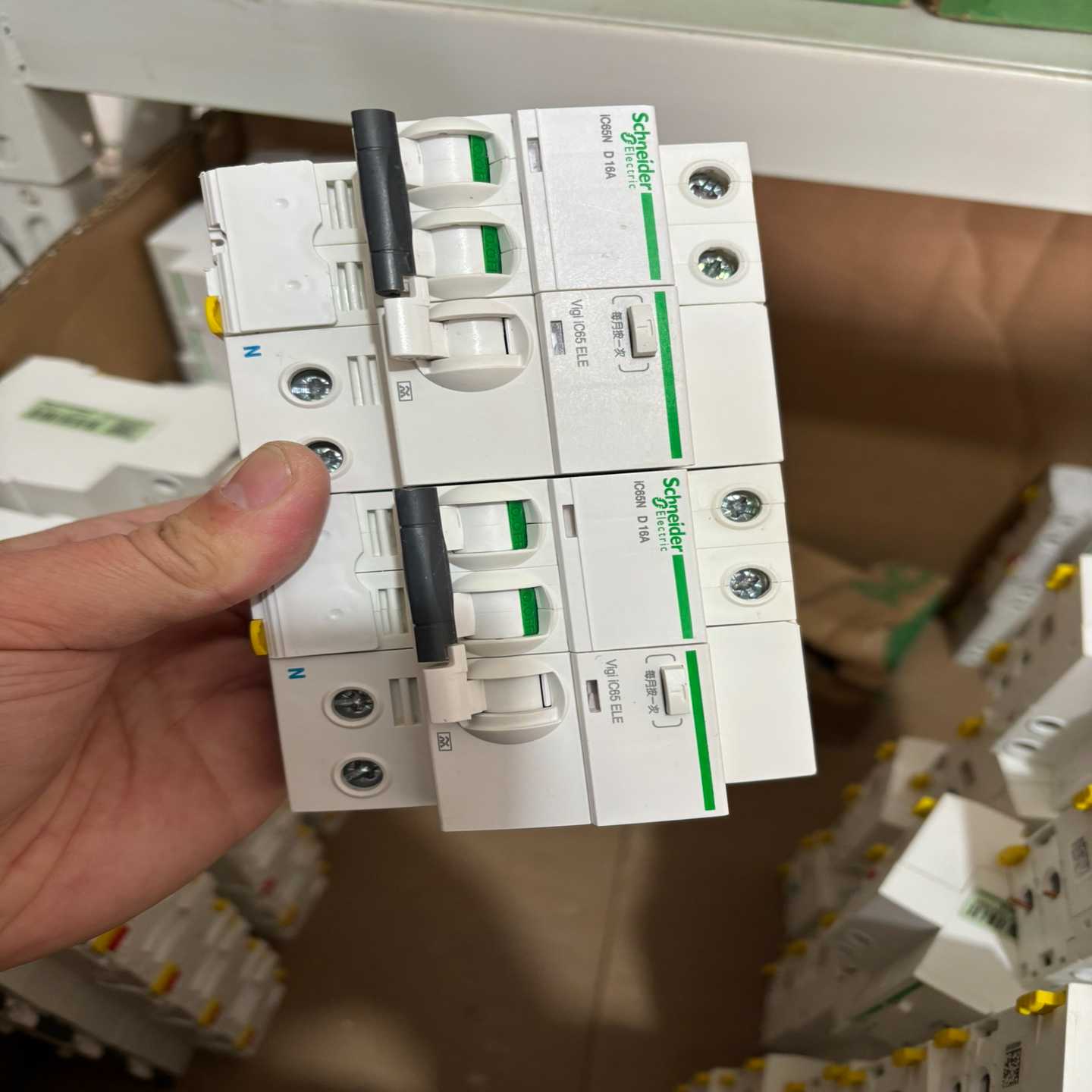 施耐德iC65N系列2P16A漏电保护器，C/D型，实物图片--议价商品