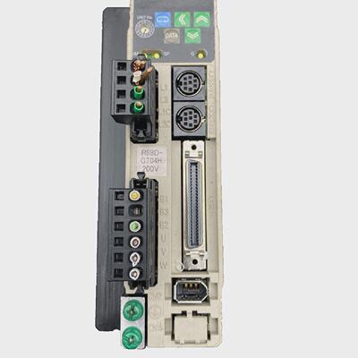 OMRON R88GT04H AC SERVO DRIVER 200240V 3.7A x1pc